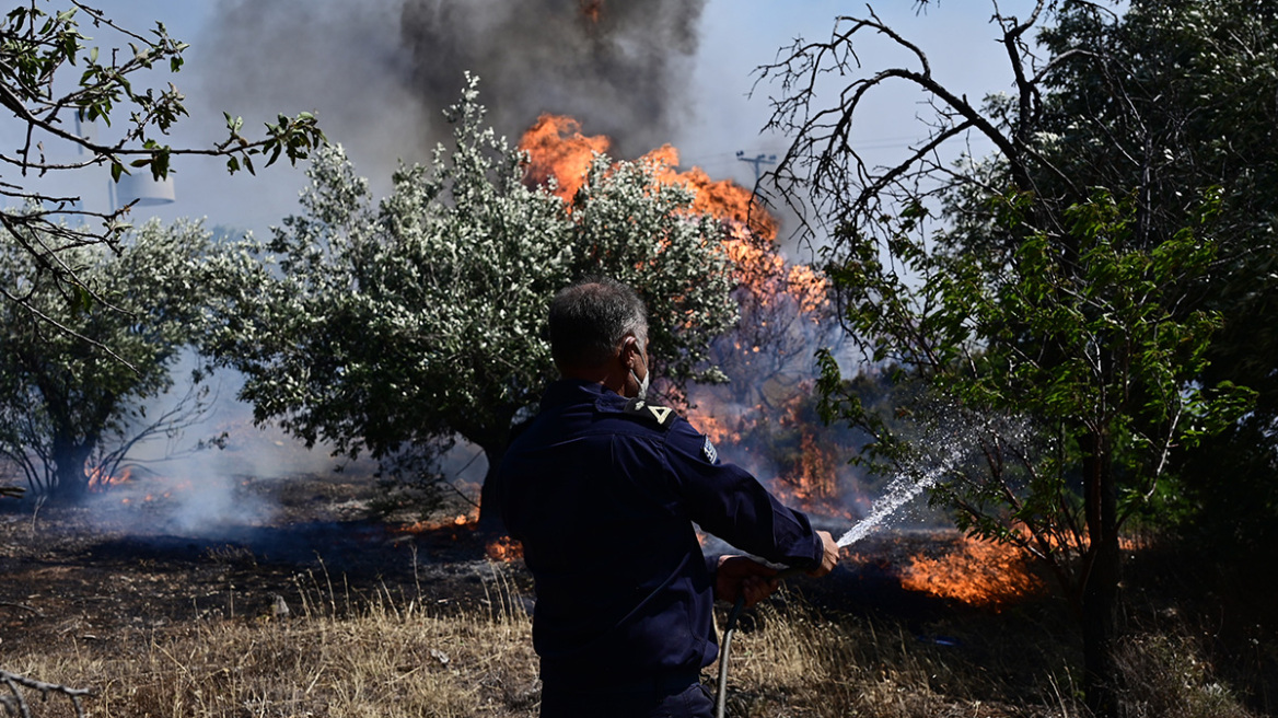 Μαίνεται η φωτιά - Καίγονται σπίτια και ΙΧ σε Κουβαρά, Λαγονήσι, Σαρωνίδα