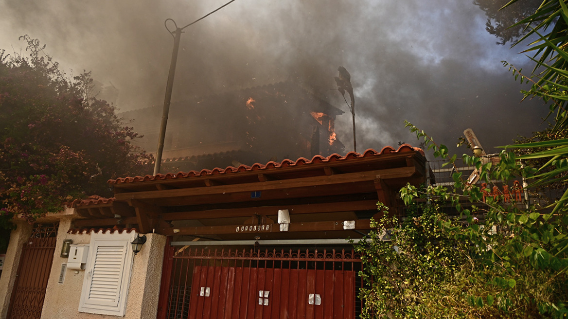 Φωτιά στην Κερατέα: Μήνυμα από το 112 για προληπτική εκκένωση σε Λαγονήσι, Σαρωνίδα και Ανάβυσσο