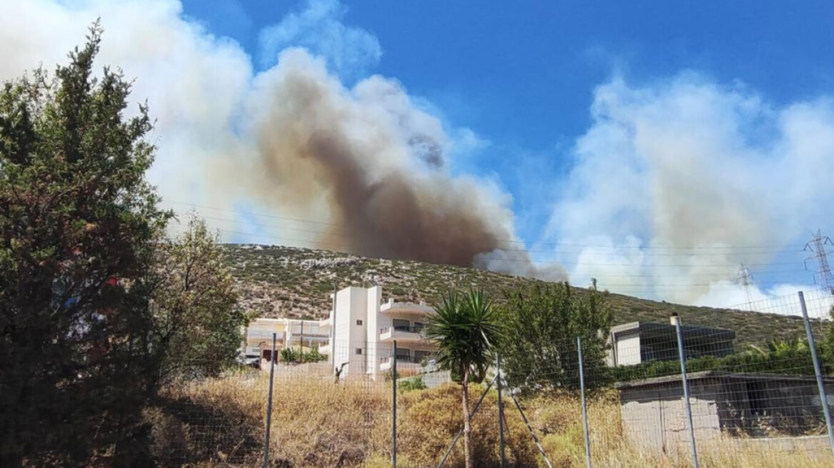 Μεγάλη φωτιά στον Κουβαρά Αττικής - Καίει κοντά σε σπίτια, εστάλη μήνυμα από το 112