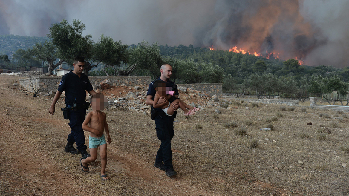 Φωτιά στα Δερβενοχώρια: Εκκένωση στον Άγιο Χαράλαμπο Μάνδρας - Αστυνομικοί παίρνουν τα παιδιά στα χέρια