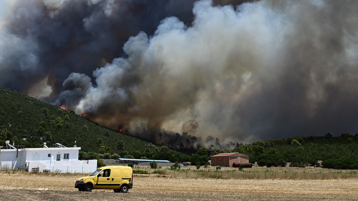 Φωτιές σε Λουτράκι - Δερβενοχώρια: Στην Εθνική Οδό και τα δύο μέτωπα