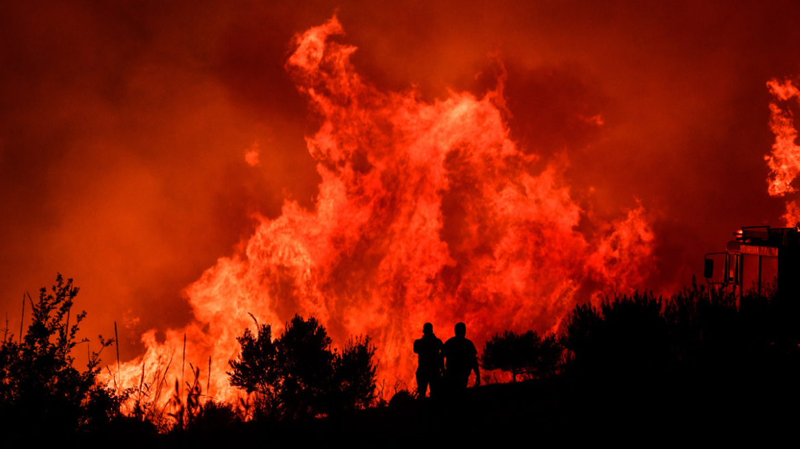 Νύχτα θρίλερ για Μάνδρα, Λουτράκι και Νέα Πέραμο: Μάχη για να σωθούν οικισμοί από τις πυρκαγιές