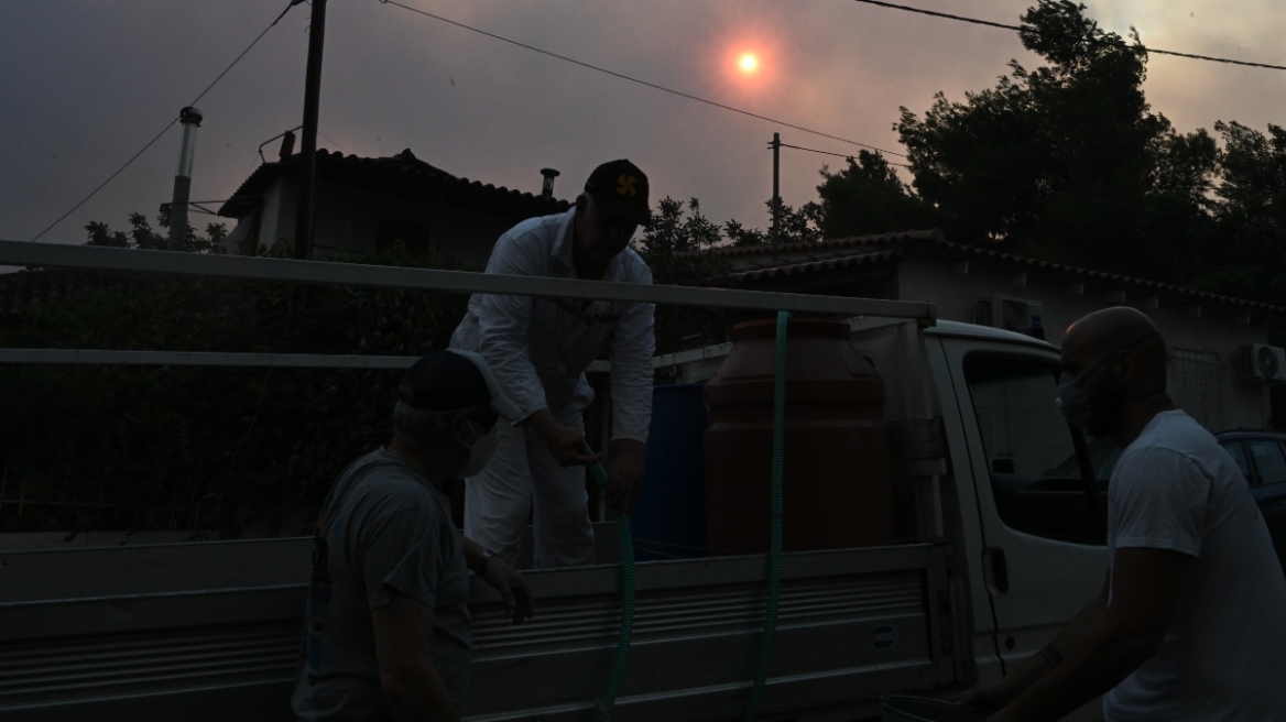 Φωτιά στη Μάνδρα - Λιμενικό: Σε ετοιμότητα σκάφη για την παροχή συνδρομής εάν χρειαστεί