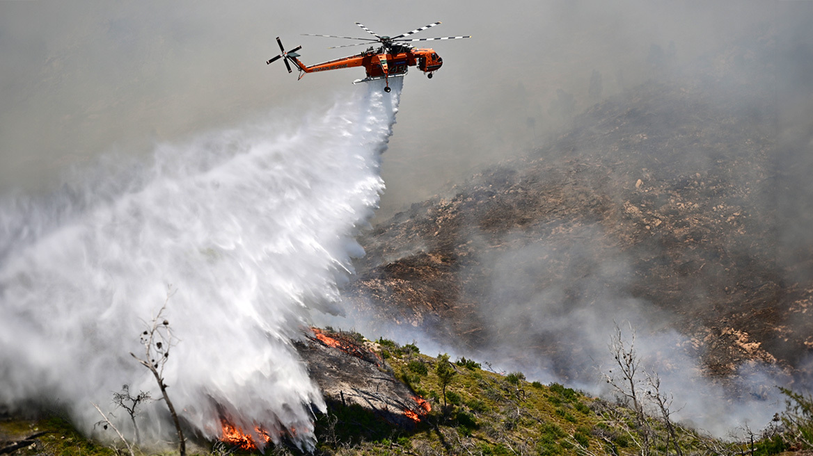 Ενισχύεται η φωτιά στα Δερβενοχώρια, κατευθύνεται προς Μάνδρα - Αναζωπύρωση και στο Λουτράκι