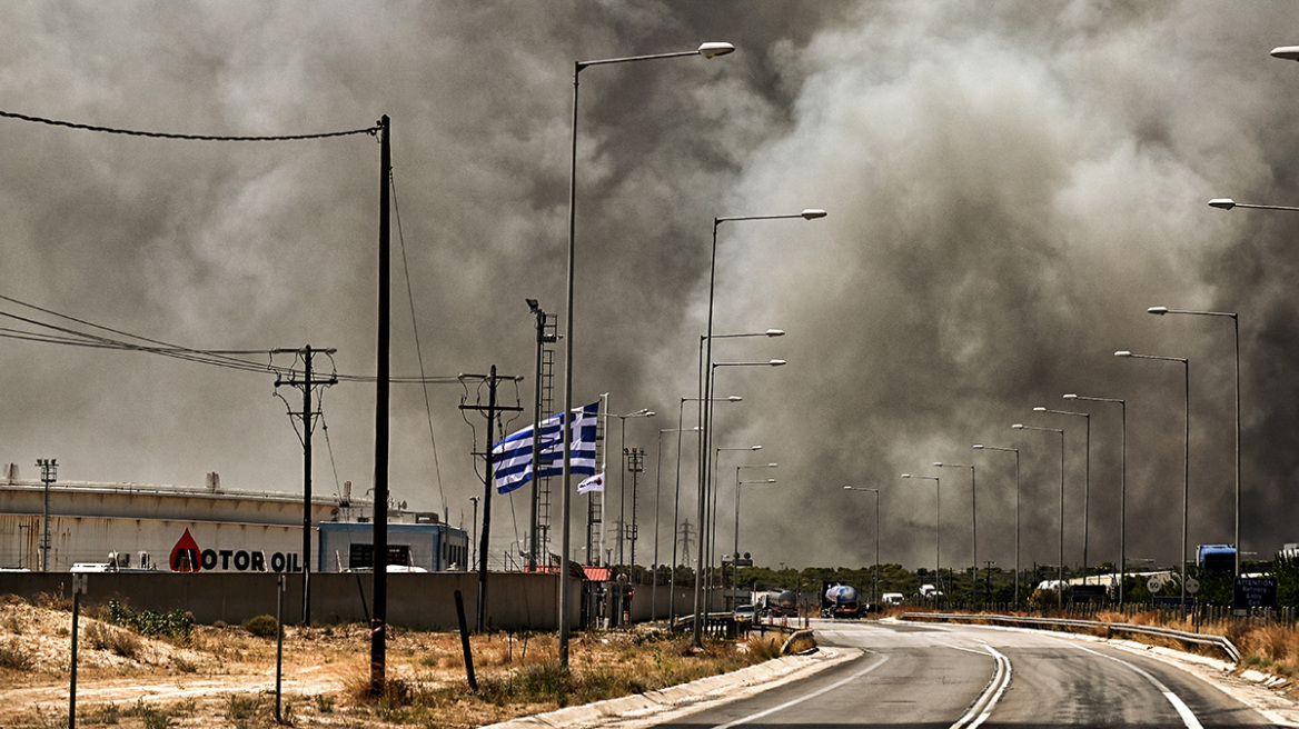 Φωτιά στο Λουτράκι: Μήνυμα του 112 - Εκκένωση του οικισμού Γλυκιά Ζωή προς Αγίους Θεοδώρους