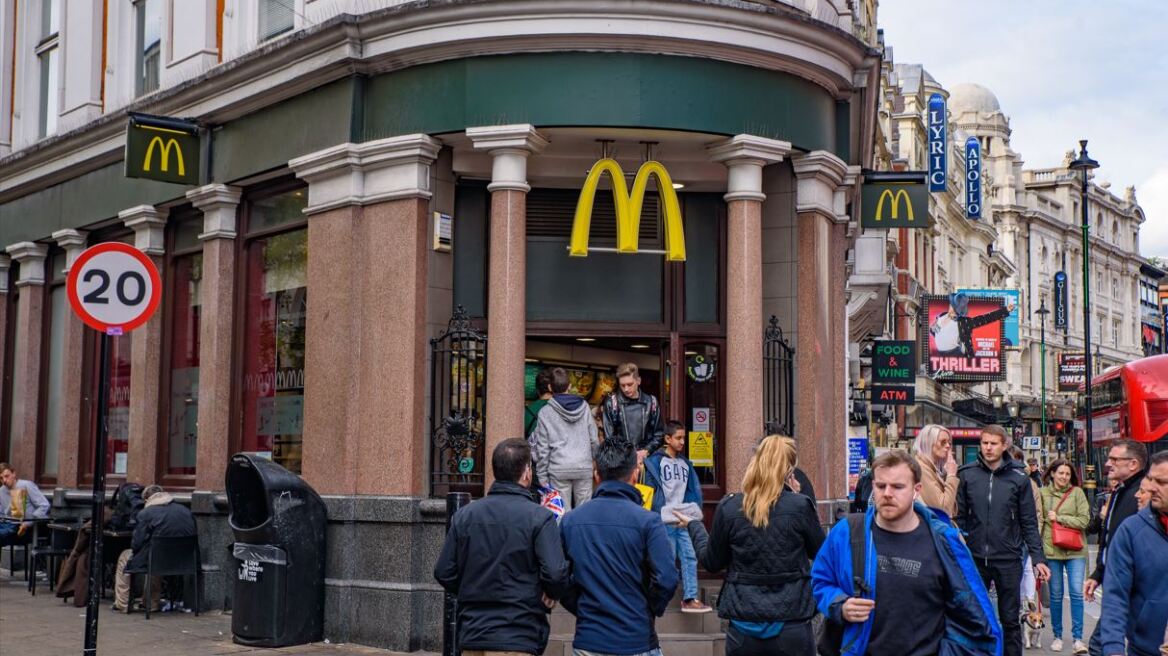 Βρετανία - McDonald's: Οι εργαζόμενοι καταγγέλλουν ρατσισμό, σεξουαλική παρενόχληση και μπούλινγκ