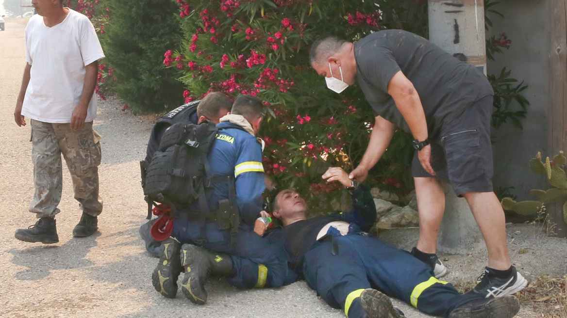 Νέα Πέραμος: Πυροσβέστης λιποθύμησε από εξάντληση - Δείτε βίντεο και φωτογραφίες