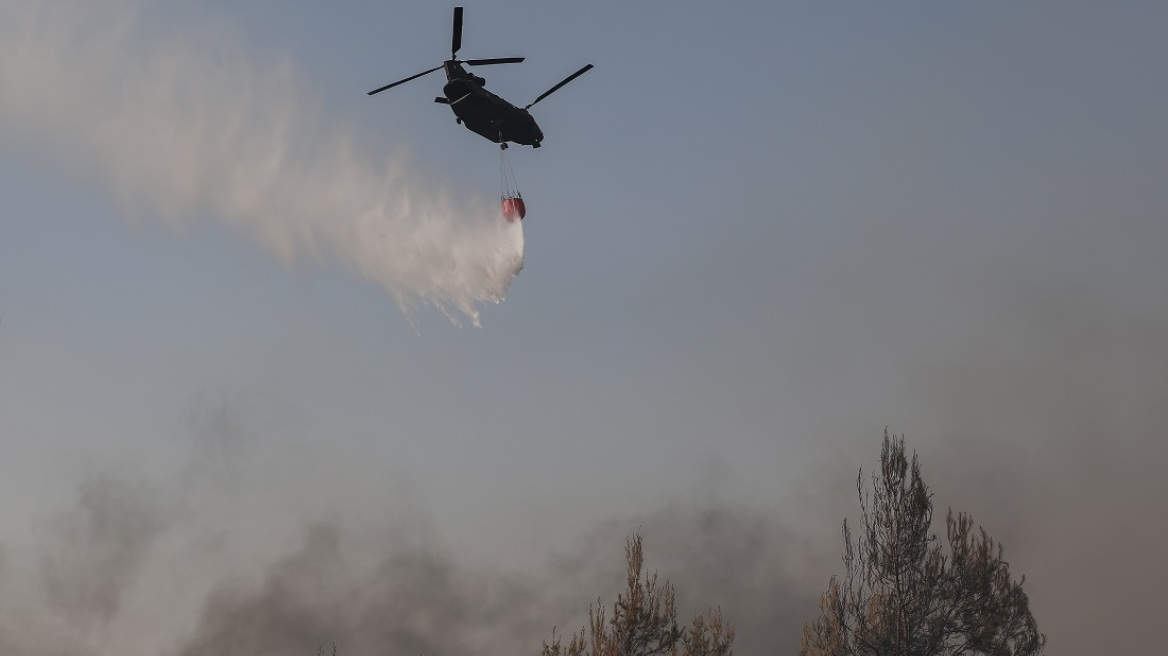 ΓΕΕΘΑ: Επί ποδός οι Ένοπλες Δυνάμεις για να συνδράμουν στα πύρινα μέτωπα - Chinook επιχειρεί στη Ρόδο