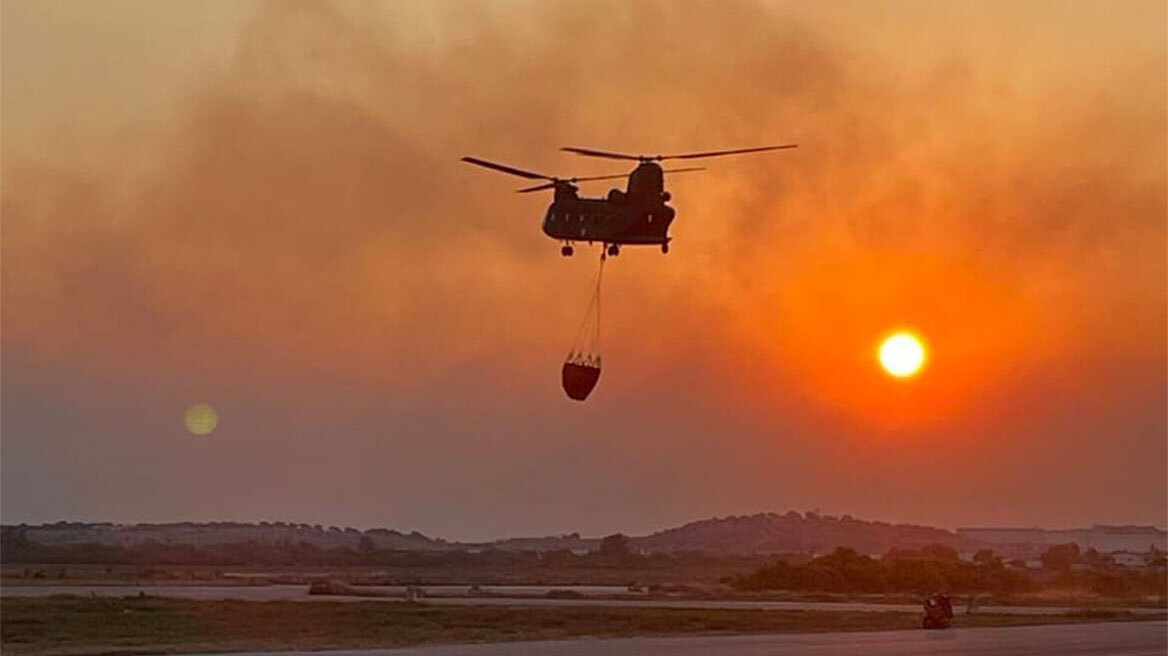 Chinook επιχειρούν στο μέτωπο της πυρκαγιάς στα Δερβενοχώρια - Δείτε βίντεο