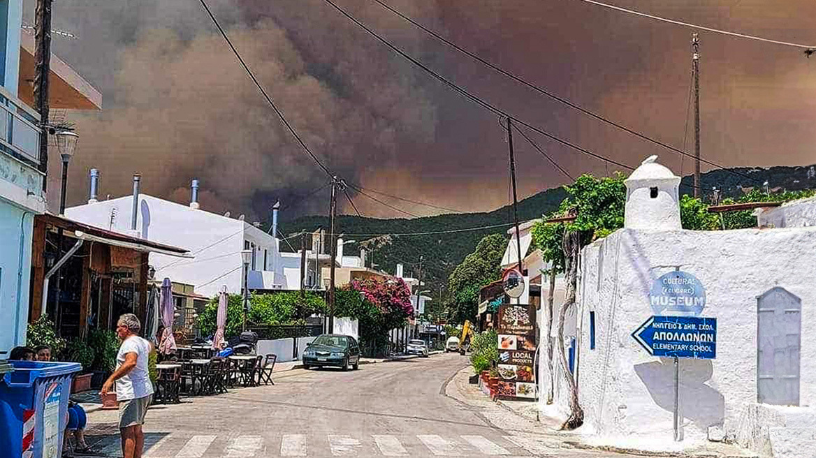 Ρόδος: Μαίνεται ανεξέλεγκτη η φωτιά  - Εκκενώθηκαν τρία χωριά και ένα ξενοδοχείο