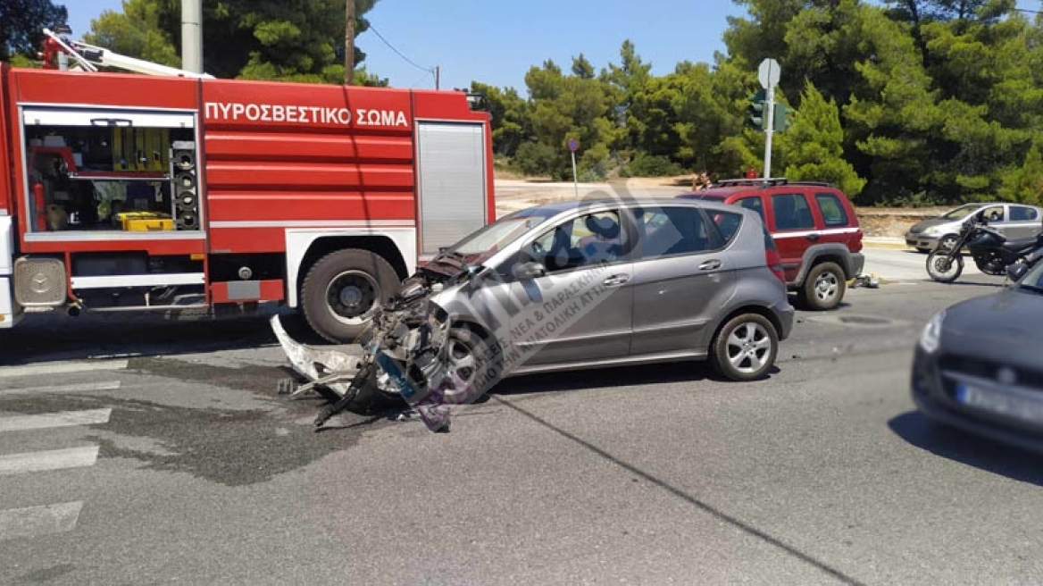 Ραφήνα: Δυστύχημα στη Λεωφόρο Μαραθώνος - Ηλικιωμένη οδηγός εμβόλισε δύο ΙΧ, ένας νεκρός