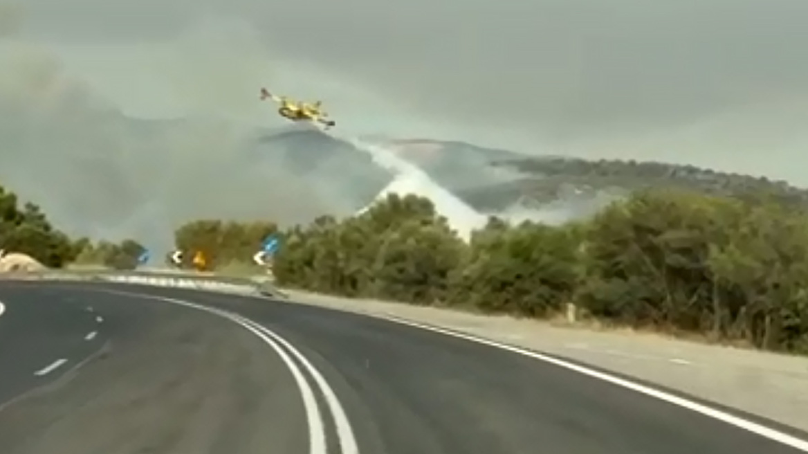 Βίντεο: Γιγαντιαία επιχείρηση πυρόσβεσης με  22 Canadair και ελικόπτερα στη Μάνδρα λίγο πριν πέσει η νύχτα