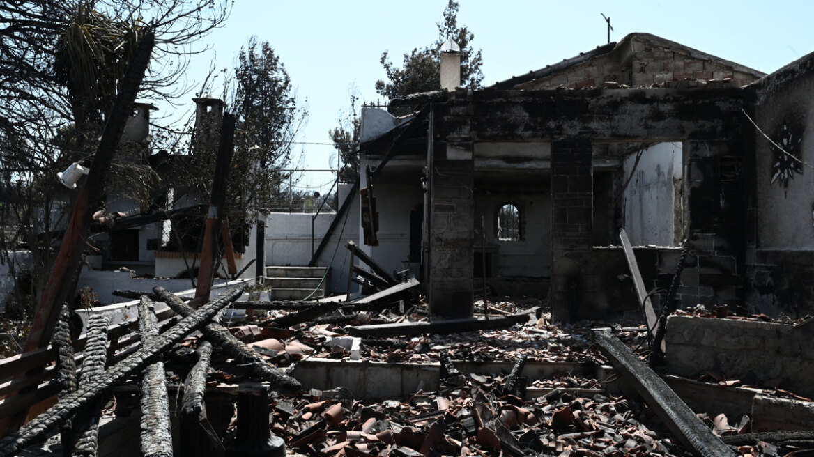 Σε ύφεση τα πύρινα μέτωπα - Εικόνες καταστροφής σε Λουτράκι και Δυτική Αττική