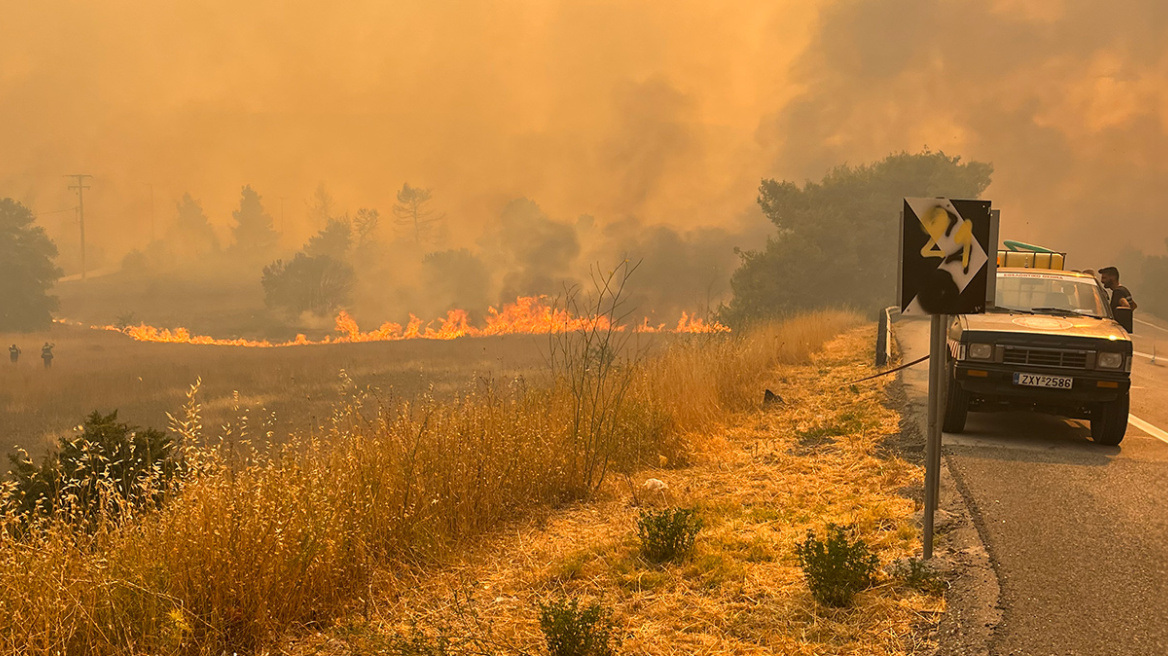 Φωτιές: Μεγάλη αναζωπύρωση ανάμεσα σε Μάνδρα-Μέγαρα, απειλούνται σπίτια - Μήνυμα 112 για εκκένωση της Οινόης