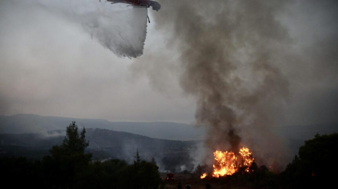 Μάνδρα: Τιτάνιες μάχες από τους πυροσβέστες - Παραμένει επικίνδυνη η κατάσταση