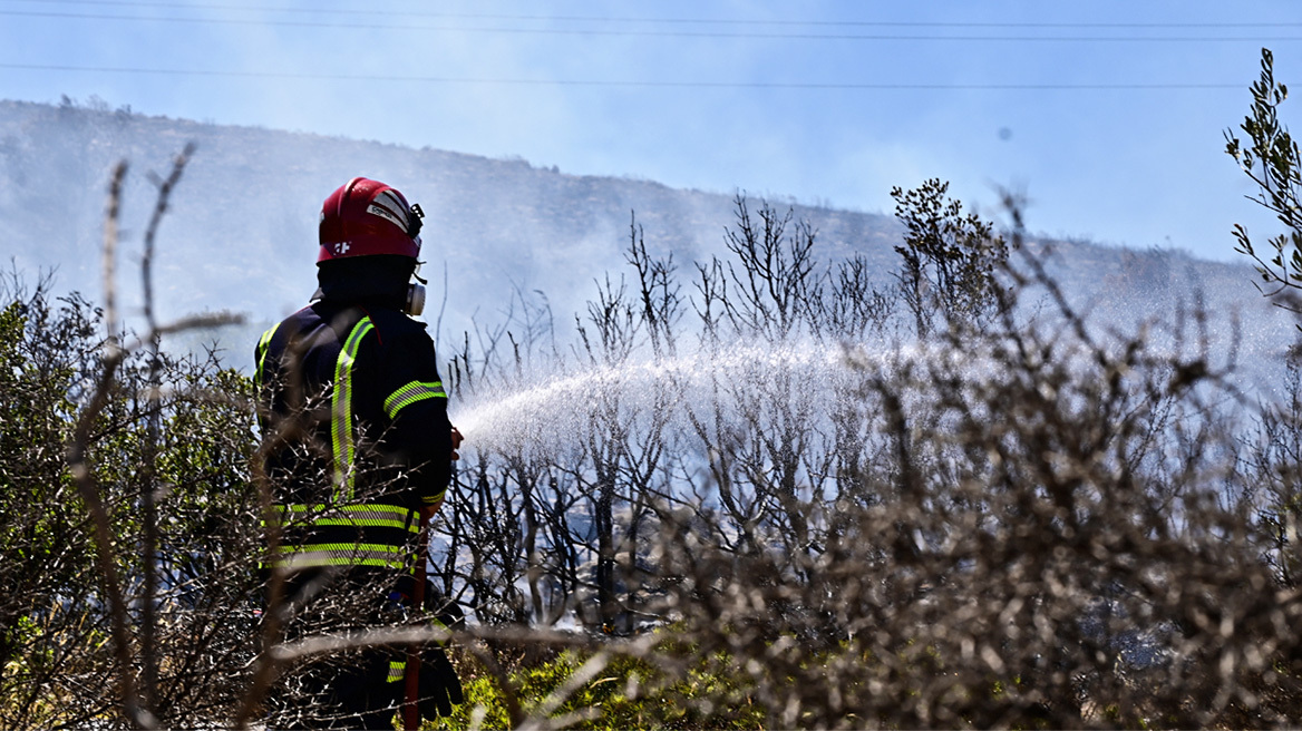 Αδιάκοπη η μάχη με τις φλόγες υπό τον φόβο νέων αναζωπυρώσεων - Ενεργό μέτωπο στη Ρόδο