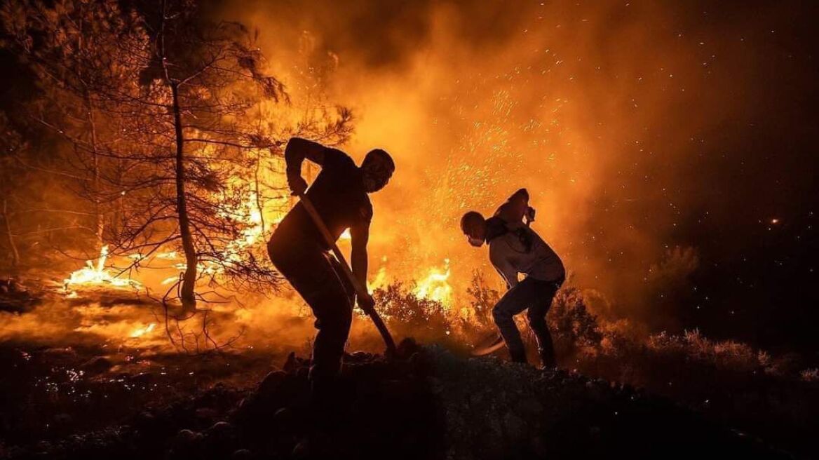 Φωτιά στη Ρόδο: Τρία επιβατηγά πλοία για τη φιλοξενία απεγκλωβισθέντων στη Ρόδο