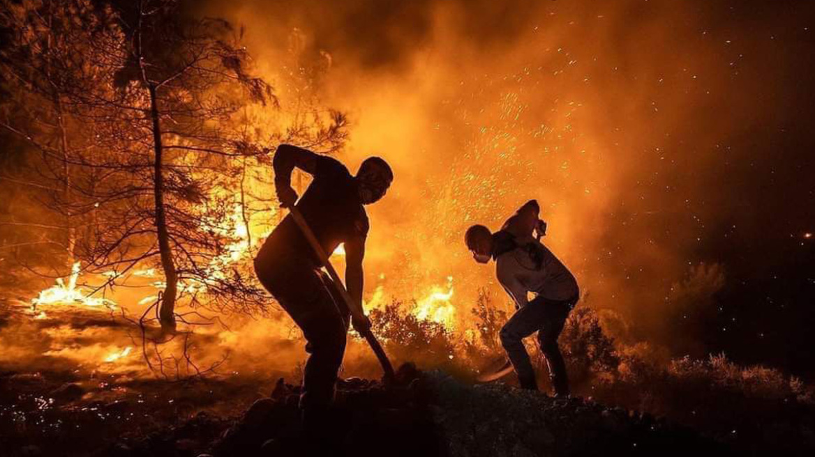 Φωτιά στη Ρόδο: Καίγονται σπίτια στα Λάερμα - Συγκλονιστικές μαρτυρίες από εθελοντές