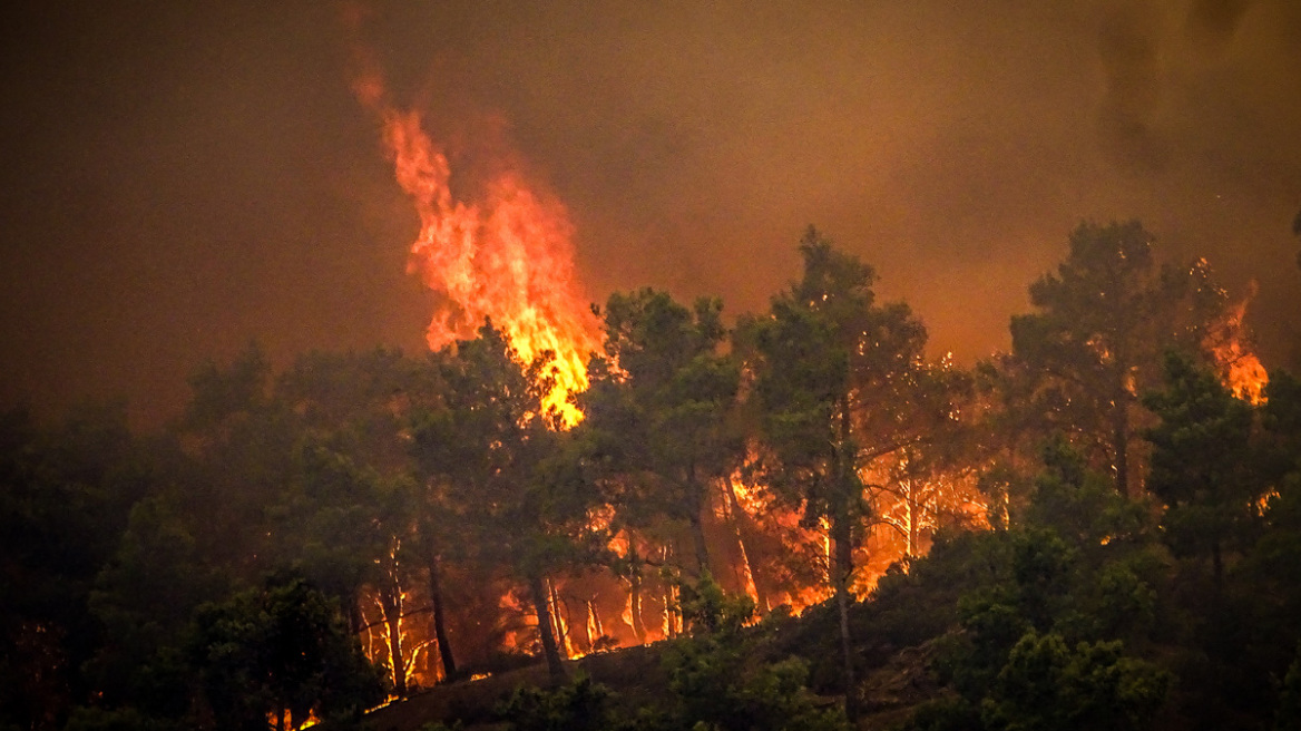 Φωτιά στη Ρόδο: Το χρονικό της μάχης με τις φλόγες και της εκκένωσης χιλιάδων τουριστών και κατοίκων - Δείτε βίντεο και φωτογραφίες