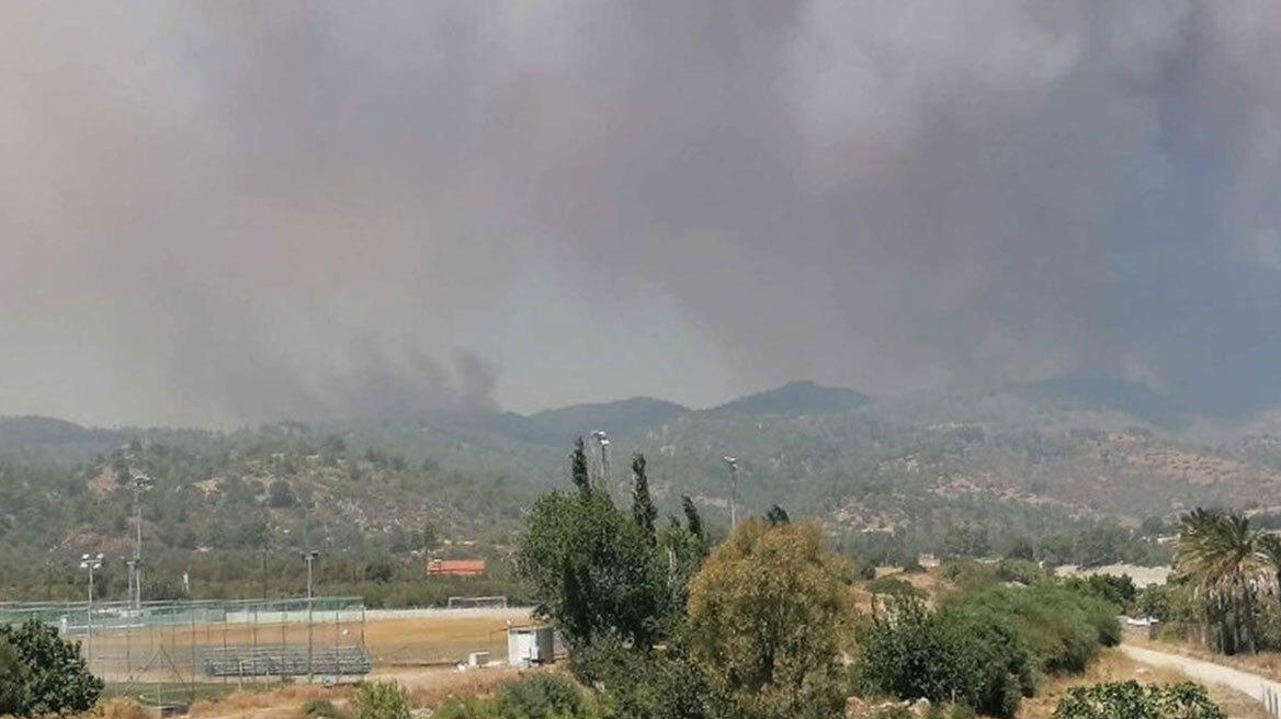 Φωτιά στη Ρόδο: Μήνυμα 112 για εκκένωση των χωριών Λάρδο και Πυλώνα