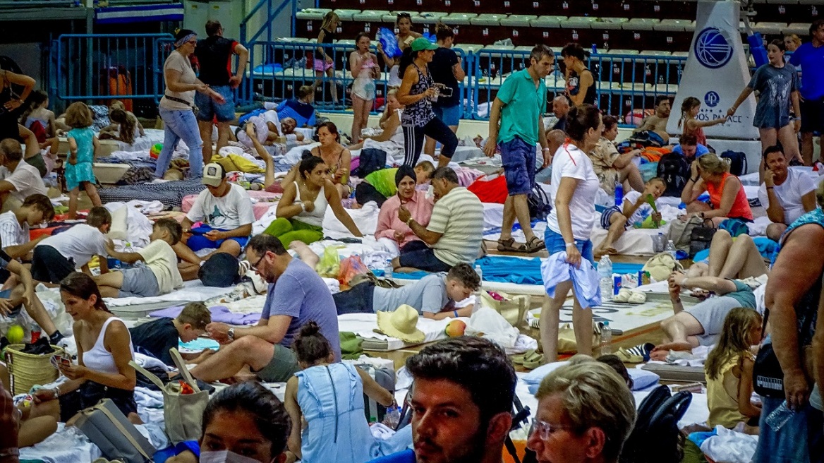 Ροδίτες άνοιξαν τα στα σπίτια τους για τους τουρίστες - Τα αξέχαστα γενέθλια του Τζέιμς (βίντεο)