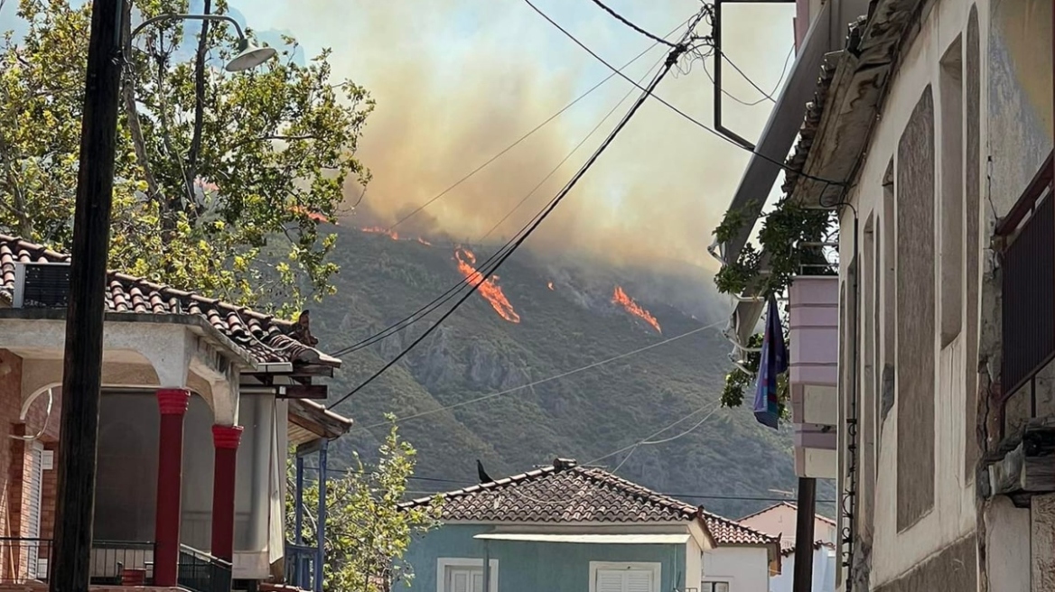 Φωτιά στο Αίγιο: Μήνυμα από το 112 για εκκένωση του οικισμού Κάστρο