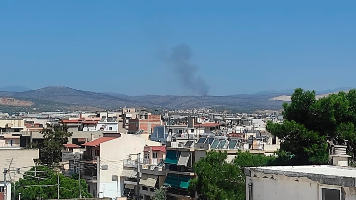 Υπό έλεγχο η φωτιά στη Μάνδρα μετά την αναζωπύρωση στο Καραούλι