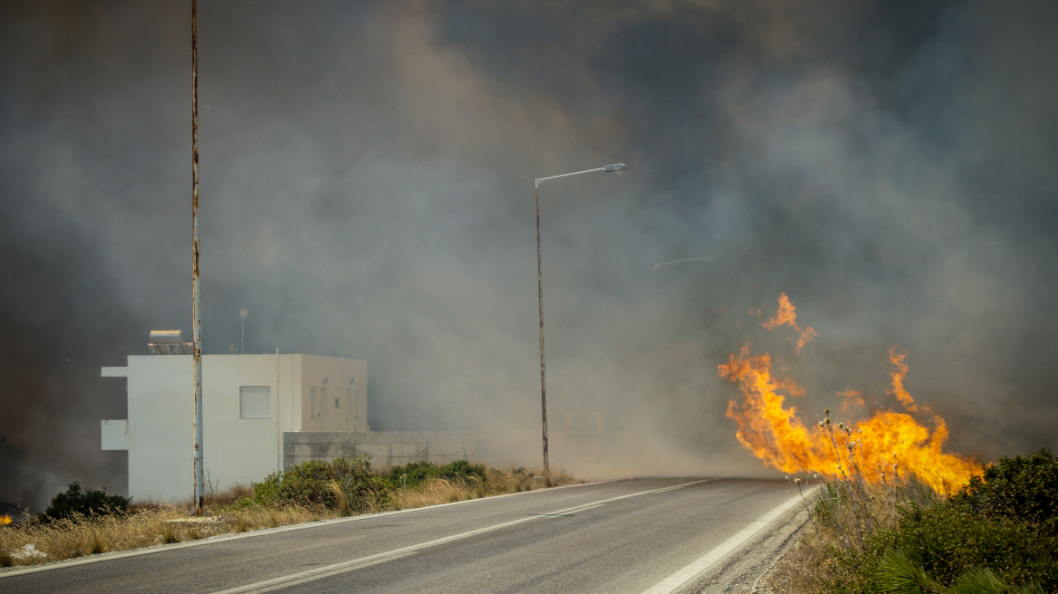 Φωτιά στη Ρόδο: Ανεξέλεγκτο παραμένει το πύρινο μέτωπο - Μάχη κατά των αναζωπυρώσεων σε Μάσσαρη, Ασκληπιείο και Γενάδι