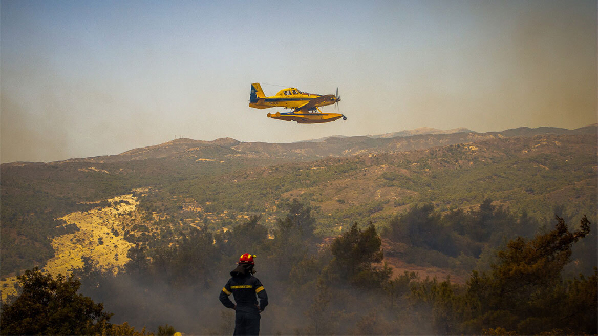 Φωτιά στη Ρόδο: 42 ρίψεις με 126 τόνους νερού έκαναν τα τουρκικά πυροσβεστικά - Δείτε βίντεο