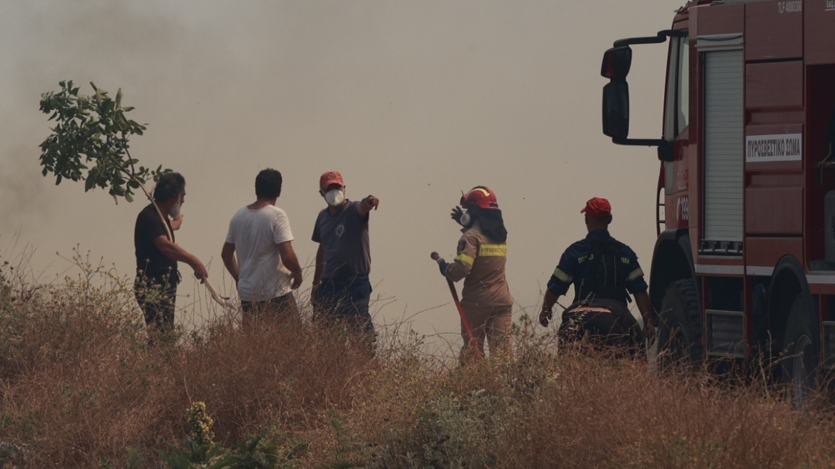 Φωτιά στην Κέρκυρα: Καλύτερη η εικόνα - Επιστρέφουν σταδιακά στα ξενοδοχεία τους οι τουρίστες