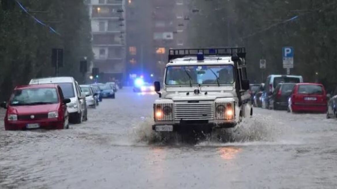 Ιταλία: Σφοδρή κακοκαιρία στο Μιλάνο - Μία γυναίκα νεκρή από πτώση δέντρου 