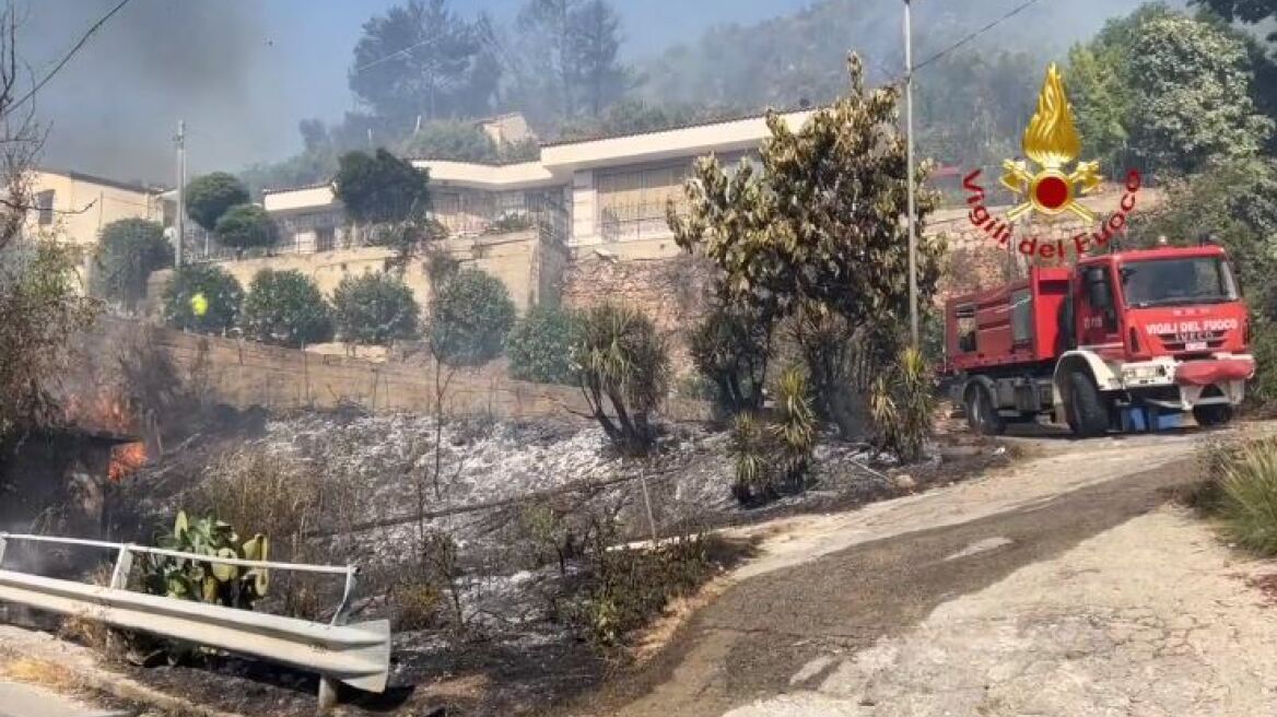 Ιταλία: Πενήντα πυρκαγιές στη Σικελία - Δεκάδες κάτοικοι εγκατέλειψαν τα σπίτια τους