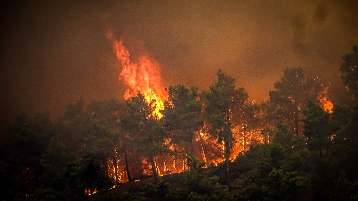 Φωτιά στη Ρόδο: Μάχη για να κρατηθεί η φωτιά μακριά από τα χωριά Ασκληπειό, Μεσαναγρός και Λαχανιά