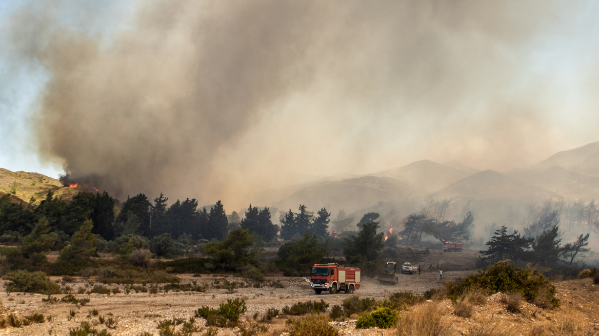 Φωτιές: Κρίσιμα τα πύρινα μέτωπα σε Βατί Ρόδου και Κασσιόπη Κέρκυρας - Οι πυρκαγιές σε ολόκληρη τη χώρα