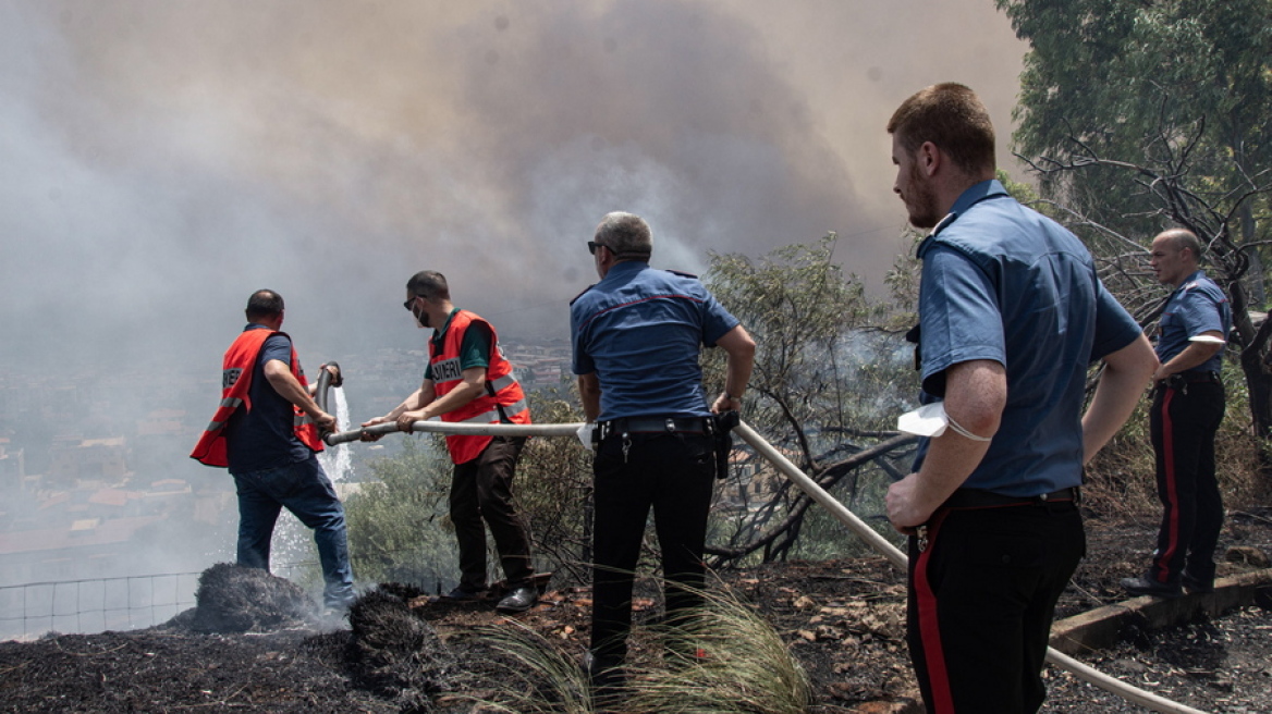 Ιταλία: Μάχη με τις φλόγες για τρίτη μέρα στο Παλέρμο - Για εμπρησμό κάνει λόγο ο δήμαρχος