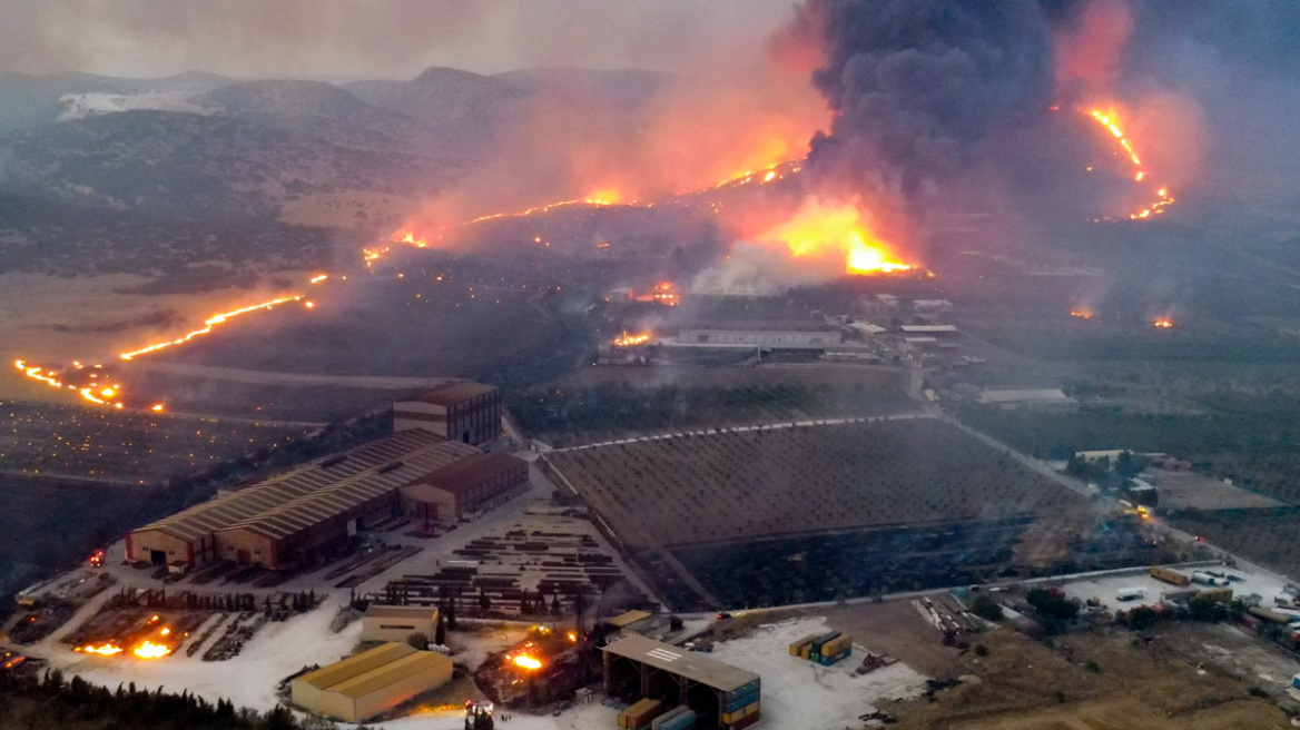 Φωτιά στη Μαγνησία: Drone κατέγραψε το εφιαλτικό σκηνικό με τις φωτιές γύρω από τη ΒΙΠΕ Βόλου