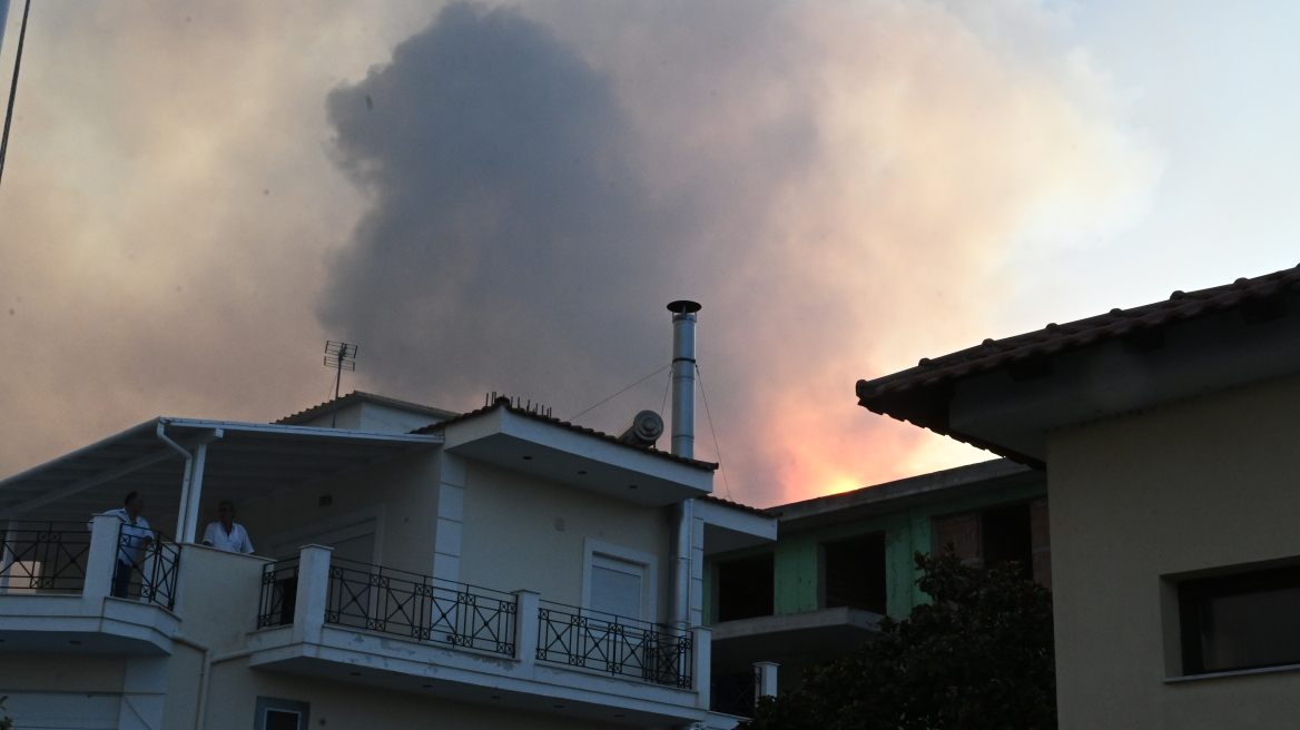 Φωτιά στη Μαγνησία: Τον γύρο των διεθνών ΜΜΕ κάνει η έκρηξη στην αποθήκη πυρομαχικών στη Νέα Αγχίαλο