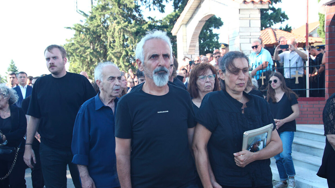 Το τελευταίο αντίο στον ήρωα Περικλή Στεφανίδη που σκοτώθηκε στην πτώση του Canadair - Παρών ο πρωθυπουργός