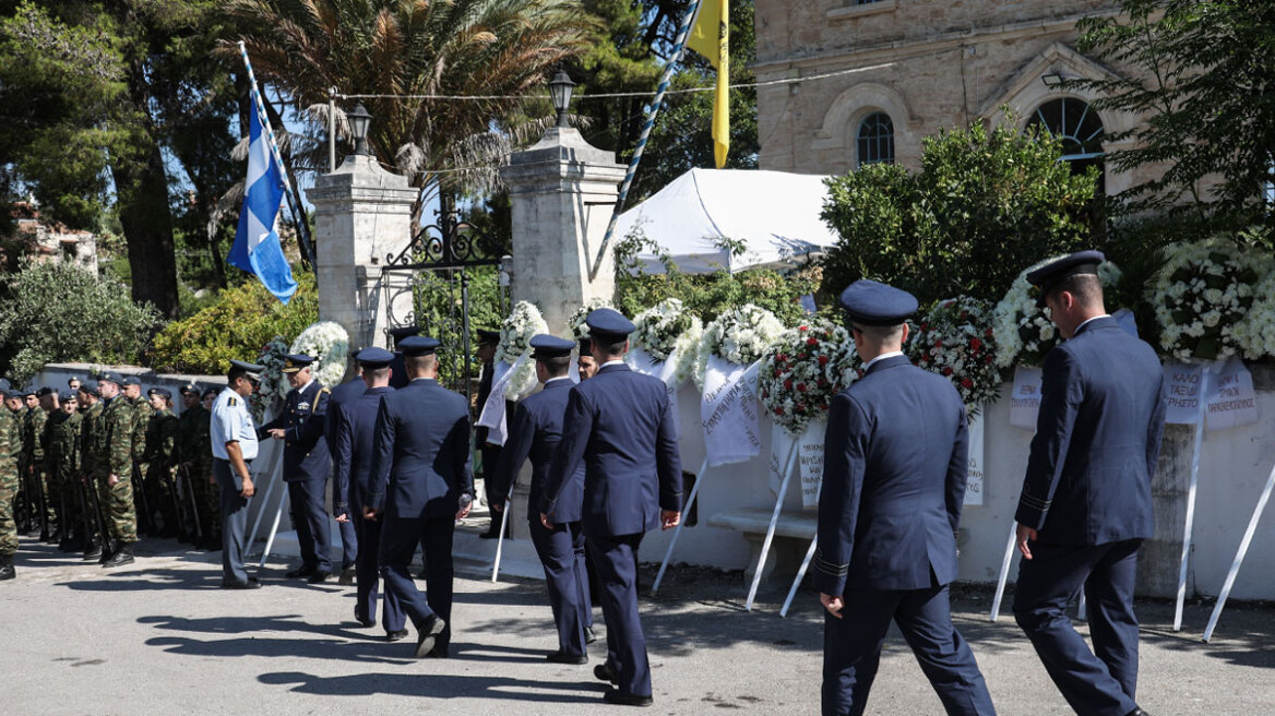 Πτώση Canadair: Το τελευταίο «αντίο» στον Χρήστο Μουλά - Τυλιγμένο με την ελληνική σημαία το φέρετρο (βίντεο και φωτογραφίες)