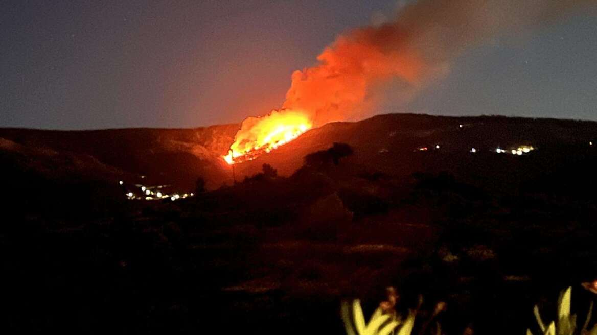 Φωτιά σε δασική έκταση στη Χίο - Δείτε φωτογραφίες