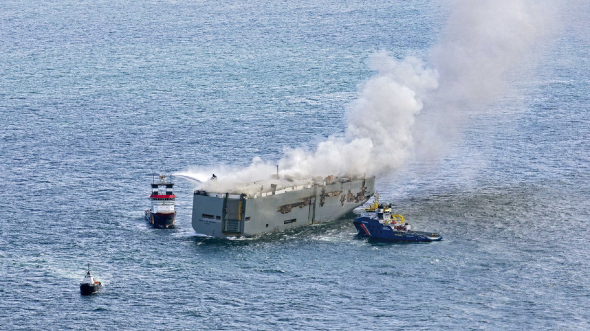 Ολλανδία: Ακόμα καίει η φωτιά στο πλοίο με τα σχεδόν 4.000 αμάξια που ρυμουλκείται