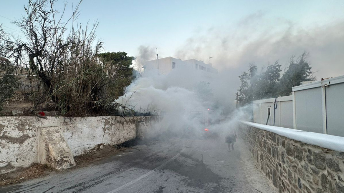 Μύκονος: Φωτιά στην Ψαρρού δίπλα στο Nammos - Δείτε βίντεο