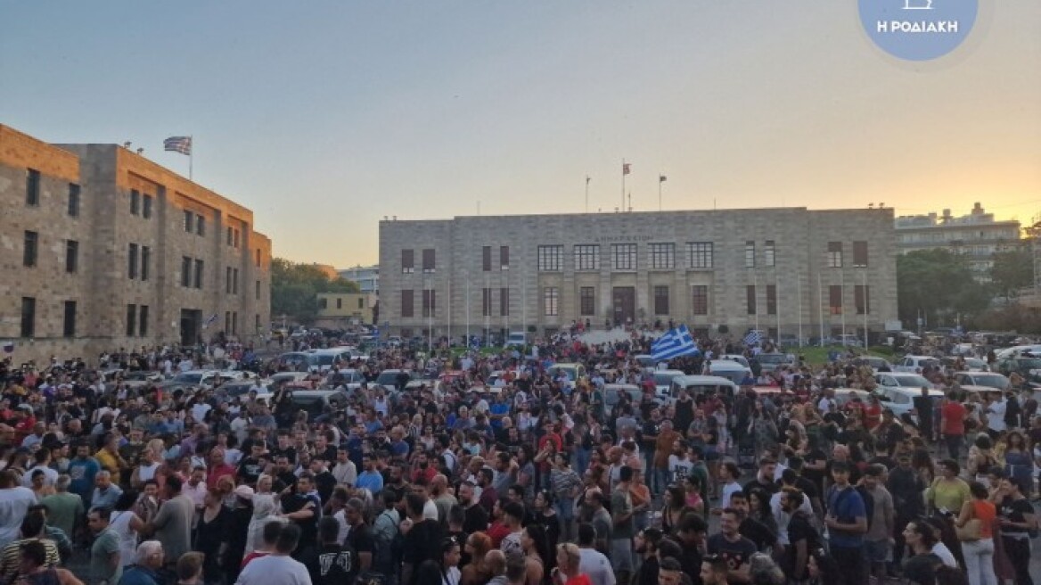 Ρόδος: Συγκέντρωση διαμαρτυρίας για τις φωτιές στο νησί - Δείτε βίντεο, φωτογραφίες