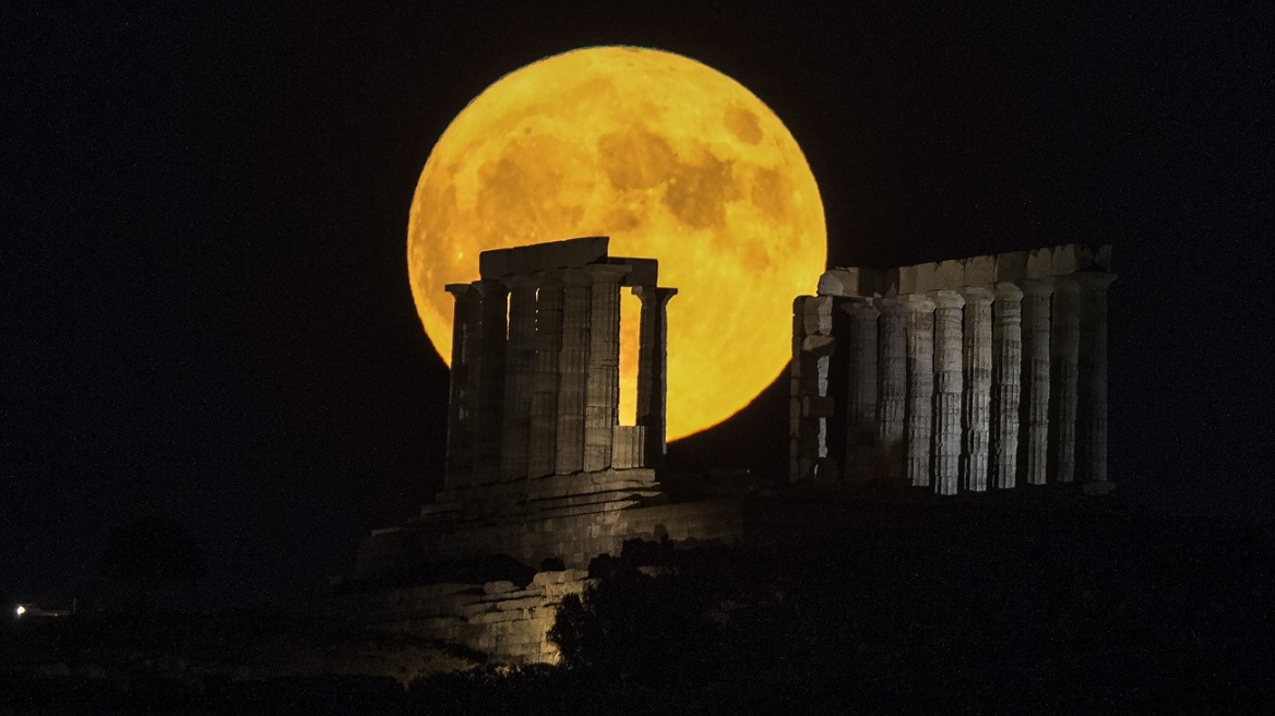 Πανσέληνος Αυγούστου: Μαγευτικές εικόνες από το «φεγγάρι του οξύρρυγχου»