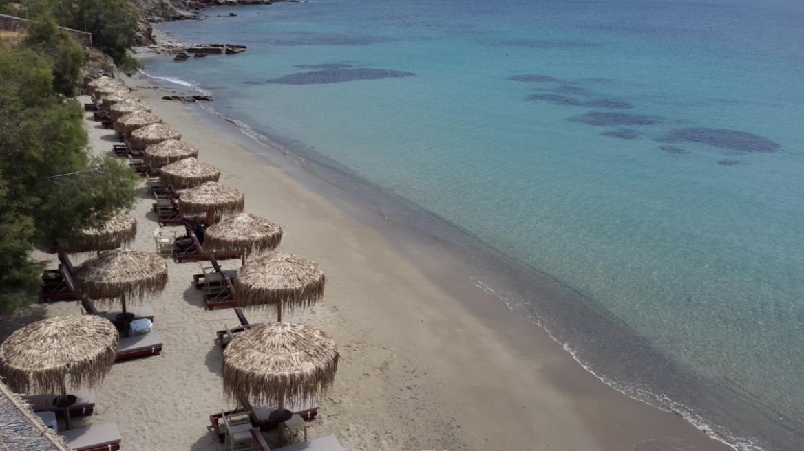 Κίνημα της Πετσέτας - Πάρος: Beach bar αναστέλλει τη δραστηριότητά του μετά από επίσκεψη ελεγκτών