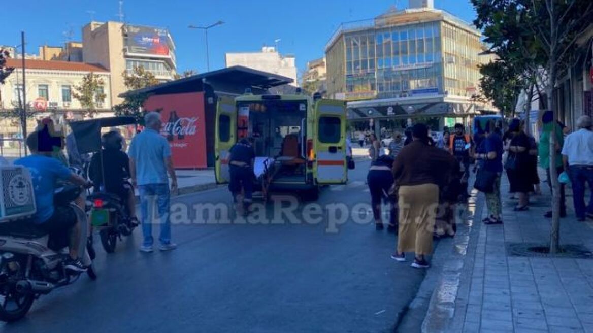 Λαμία: Όχημα που οδηγούσε ηλικιωμένος παρέσυρε πεζή, χτύπησε μηχανάκι διανομέα και εξαφανίστηκε