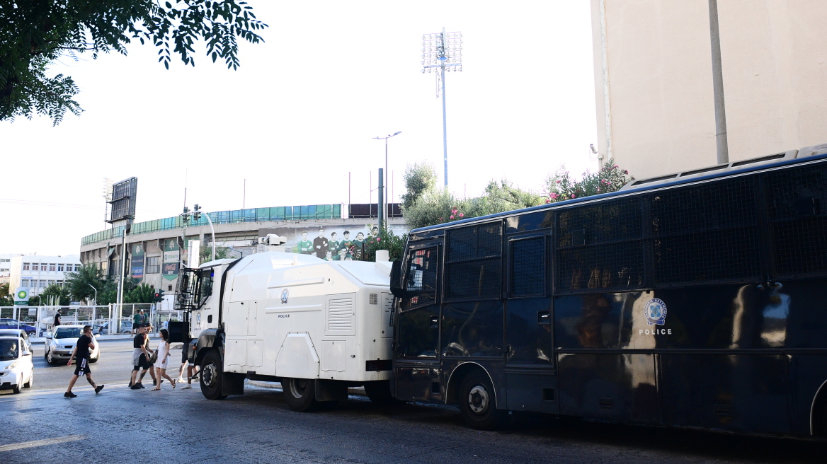 Τρεις συλλήψεις έξω από το γήπεδο της Λεωφόρου - Επιστράτευσαν ακόμα και την αύρα της ΕΛ.ΑΣ