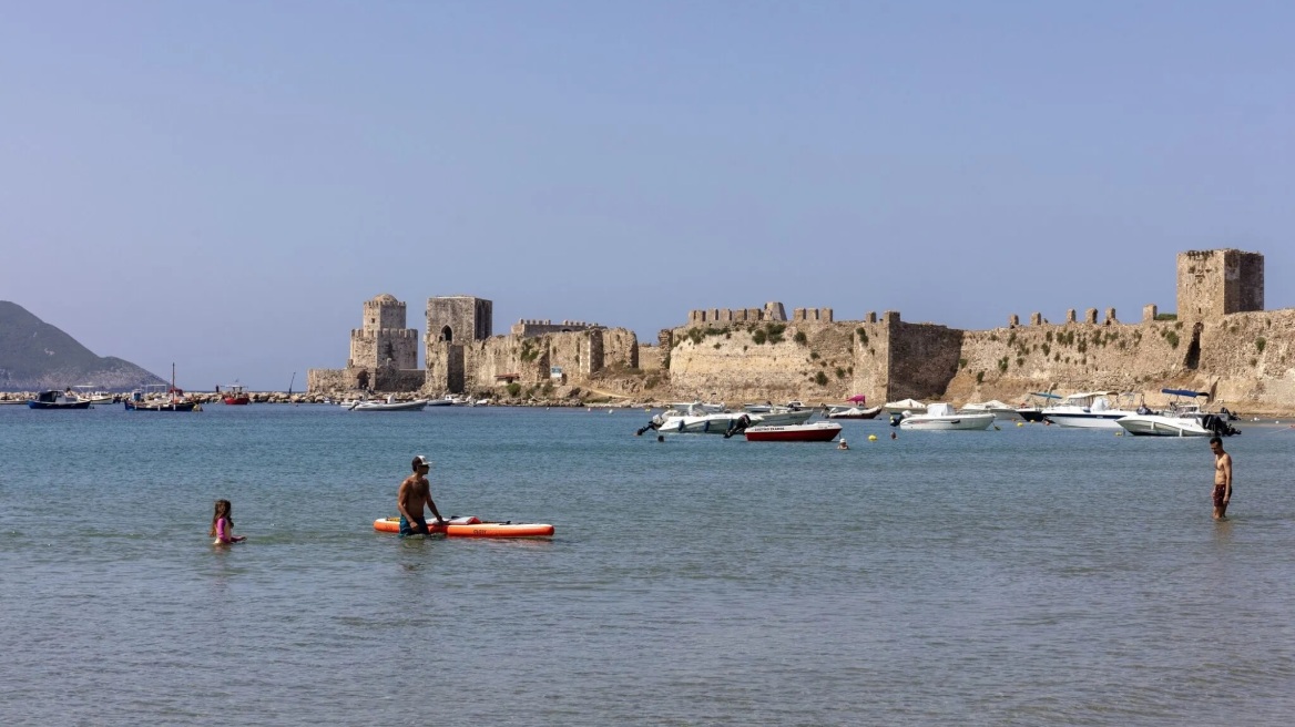 Βουτιές με θέα σε ένα από τα ωραιότερα κάστρα της Ελλάδας