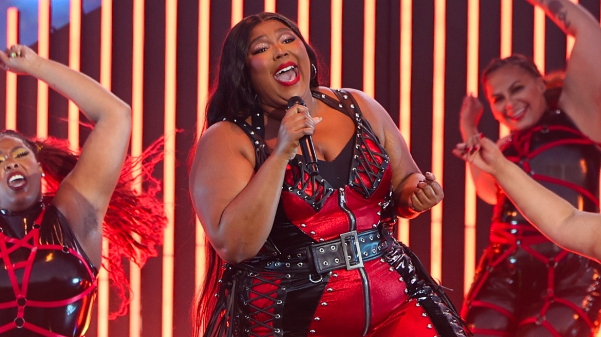 Lizzo: Καταρρέει η καριέρα της - Την απέκλεισαν από το Super Bowl μετά τις κατηγορίες για σεξουαλική παρενόχληση