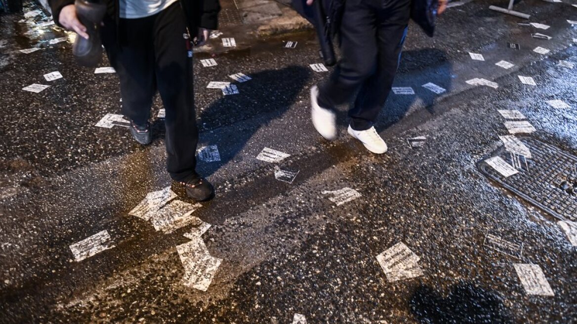 Πέταξαν τρικάκια έξω από το Γερμανικό Προξενείο στη Θεσσαλονίκη 